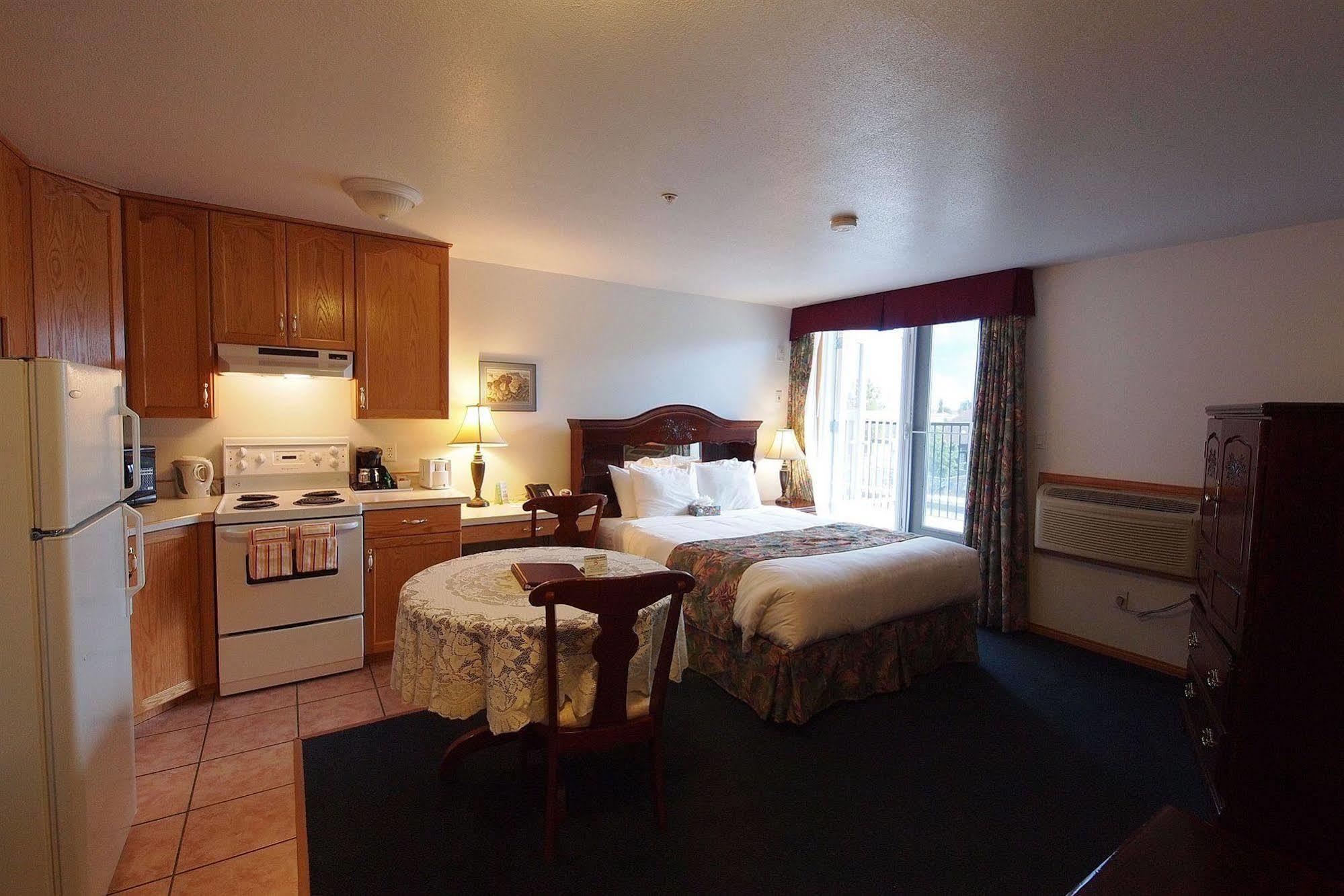 Executive House Suites Hotel & Conference Centre Хай Левъл Екстериор снимка